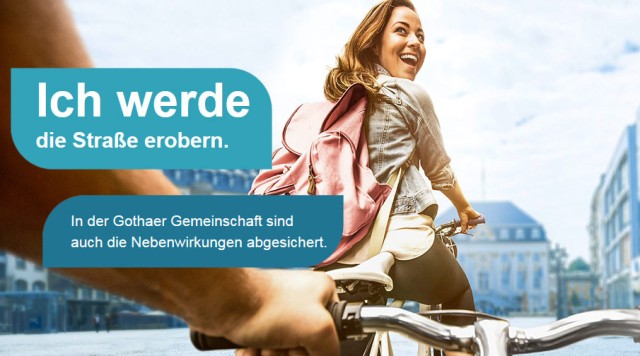 Gothaer Private Haftpflichtversicherung: Junge Frau auf Fahrrad in der Stadt